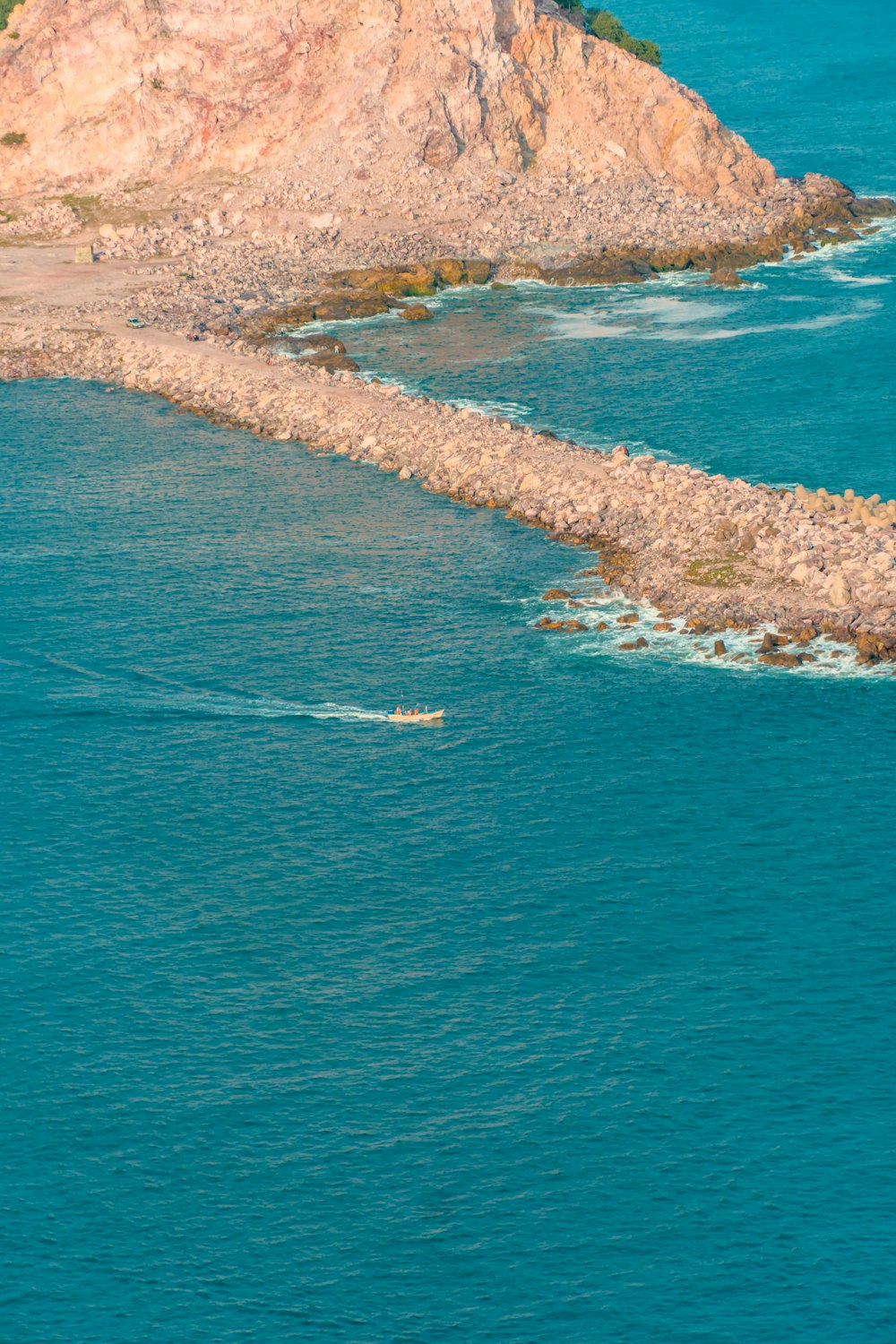 Bateau blanc sur la mer bleue pendant la journée