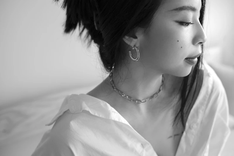 Mujer bella con collar de plata