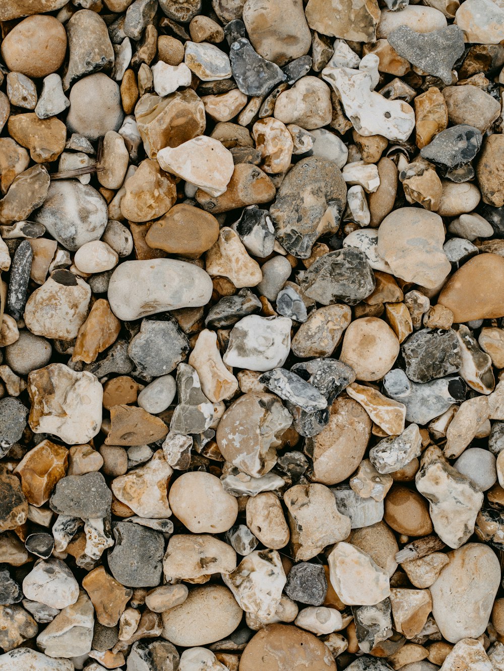 fragments de pierre grise et brune