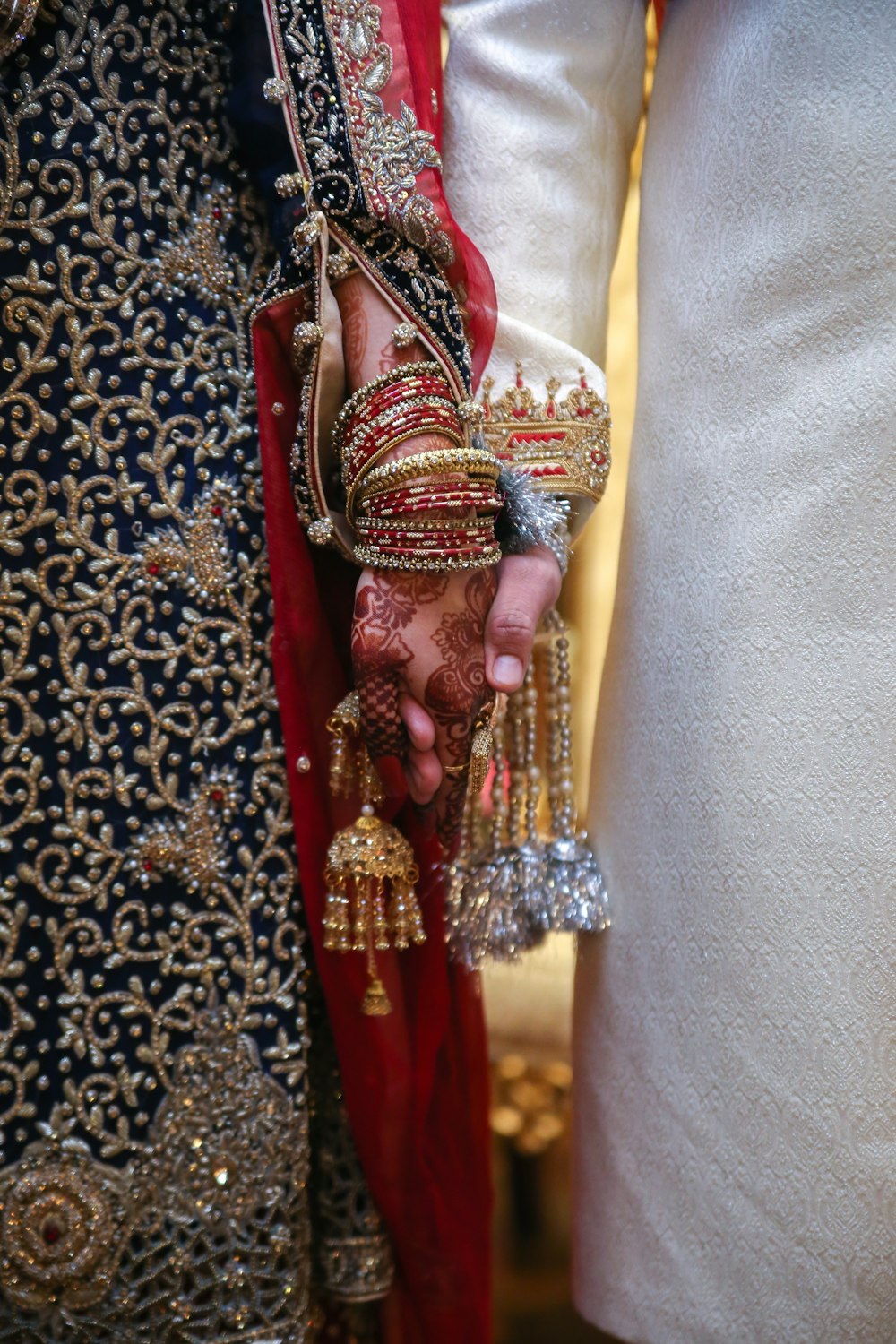 赤と金の伝統衣装を着た人