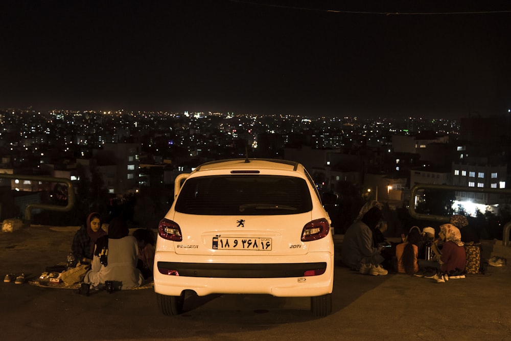 carro branco na estrada durante a noite