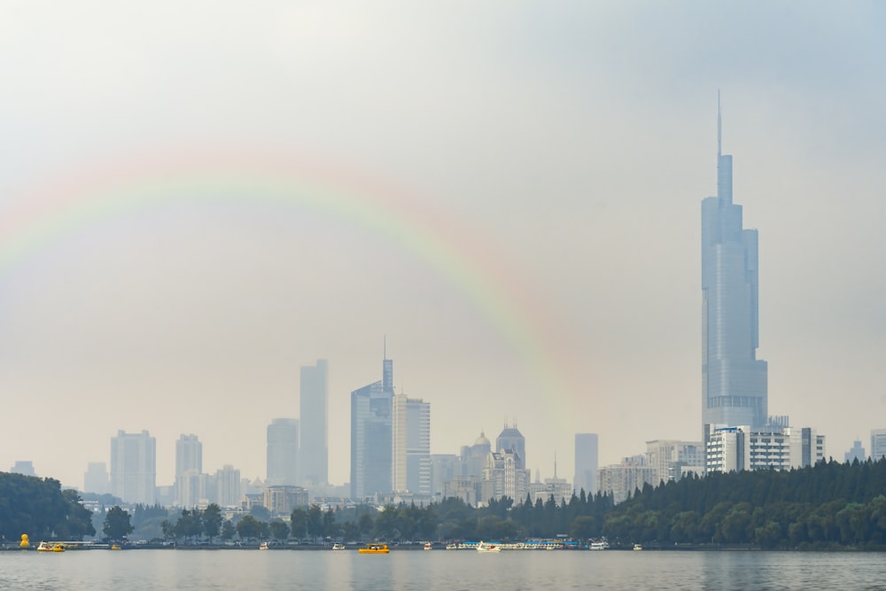 Arco iris sobre el horizonte de la ciudad durante el día