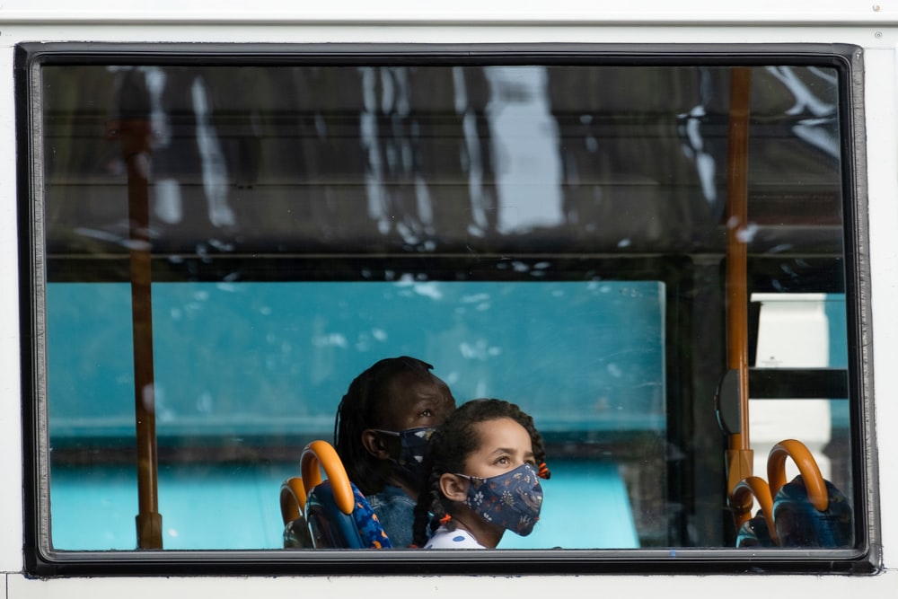 Hombre con chaqueta azul y negra con gafas negras