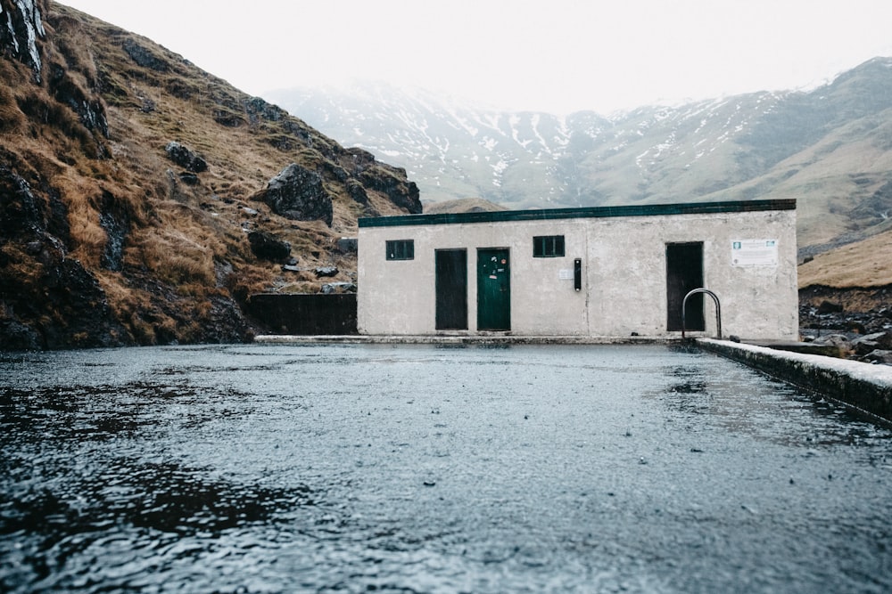 Bâtiment en béton blanc près d’un plan d’eau pendant la journée