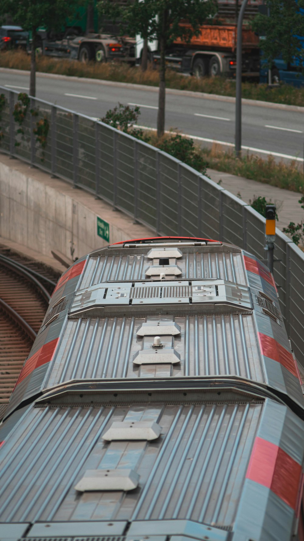 Train blanc et rouge sur rail