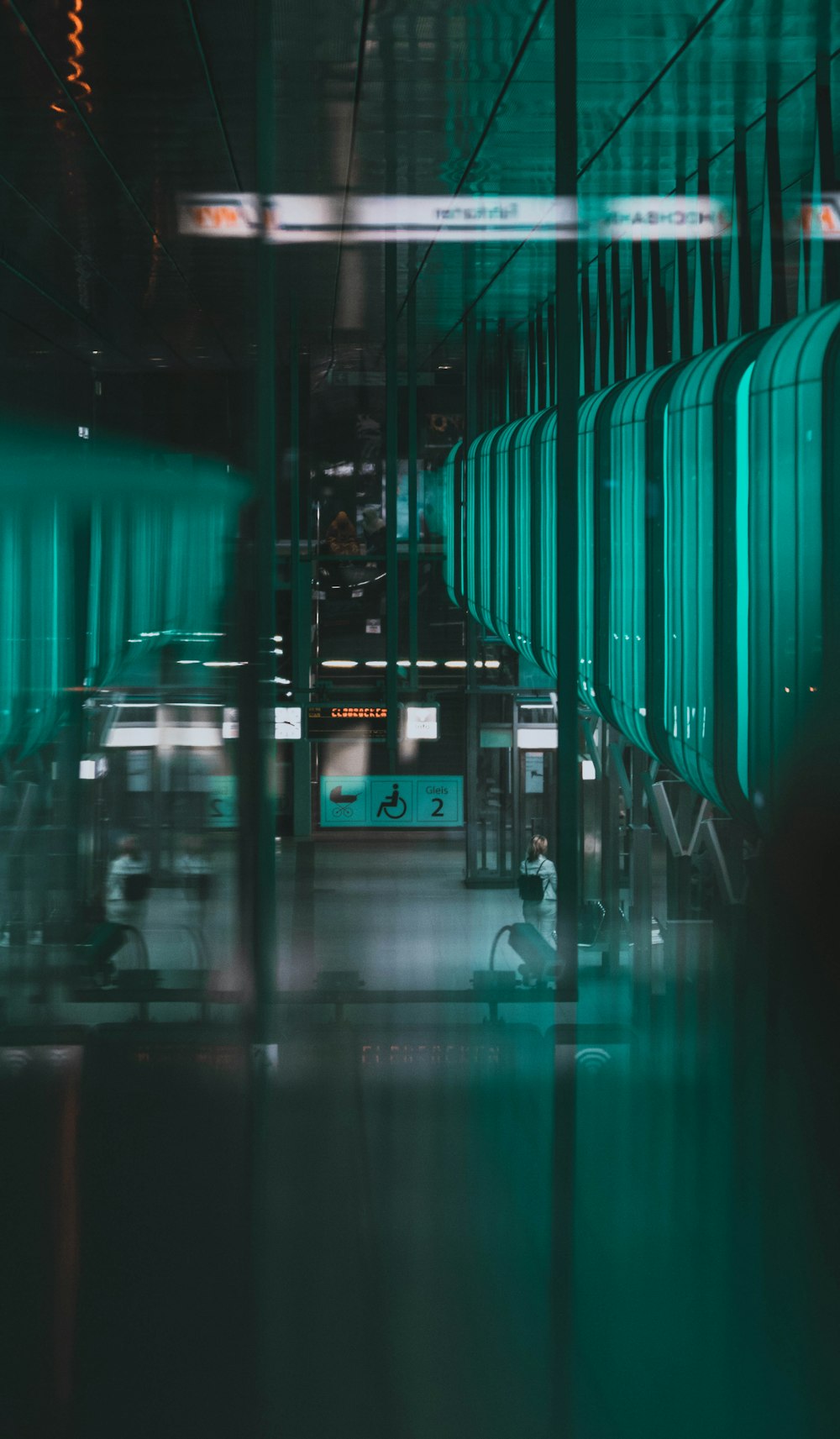 luce blu su una stazione ferroviaria