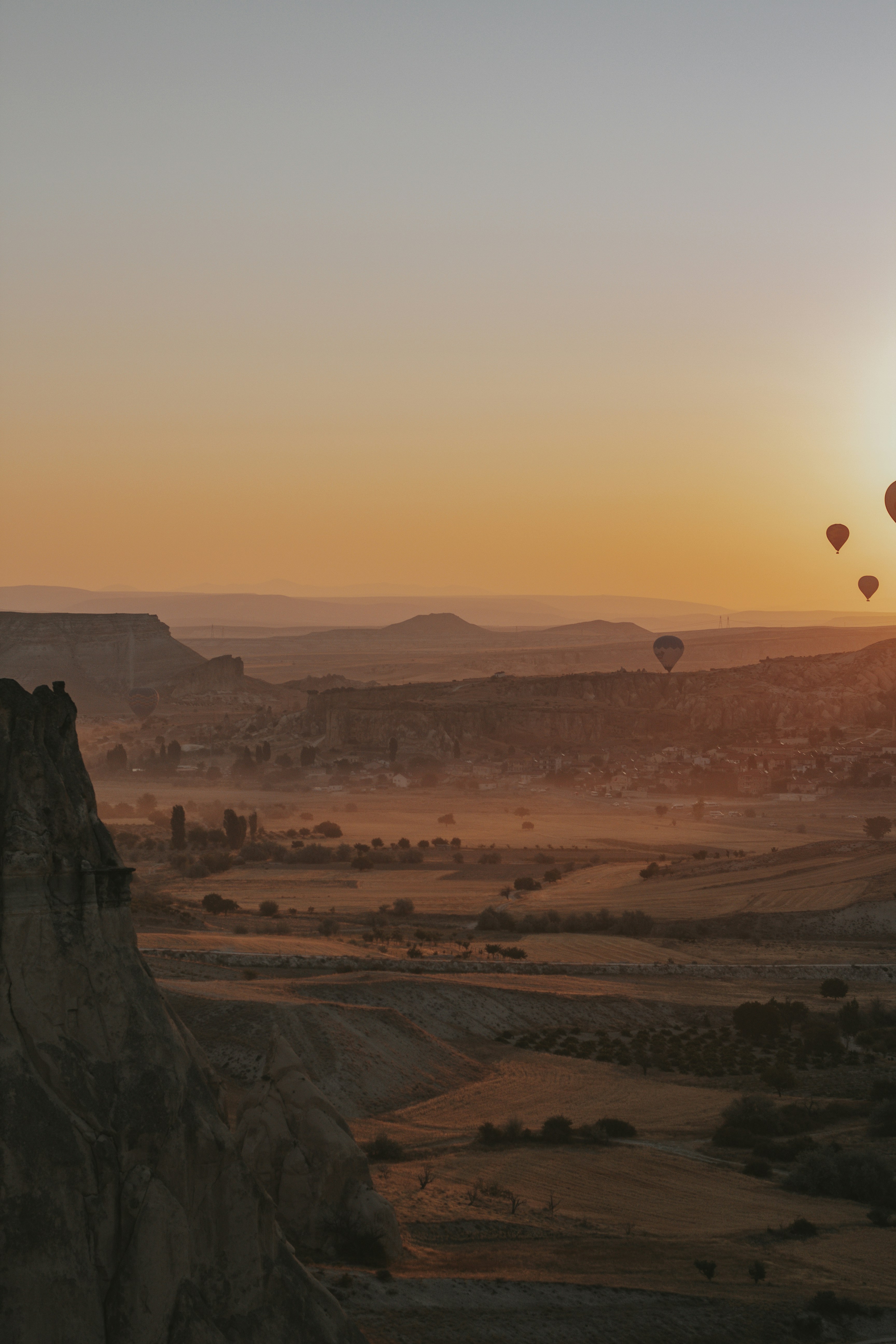 夕暮れ時の茶色の岩山