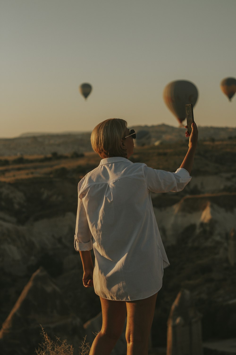 femme en chemise blanche tenant un ballon blanc pendant la journée photo –  Photo Turquie Gratuite sur Unsplash