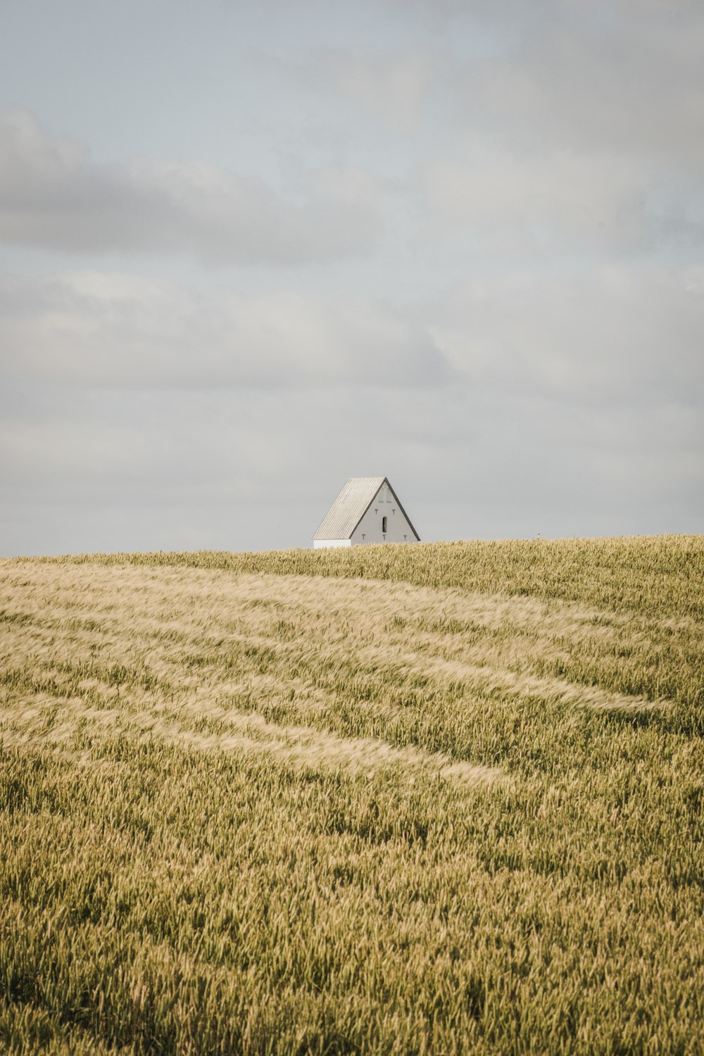 Weiße Pyramide auf braunem Feld unter weißem Himmel tagsüber