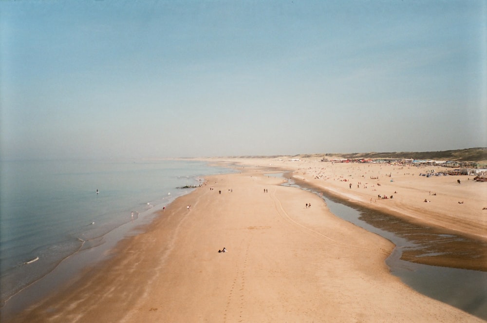 Playa de arena marrón durante el día