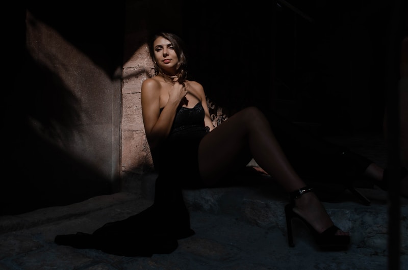 Posado sensual en top negro