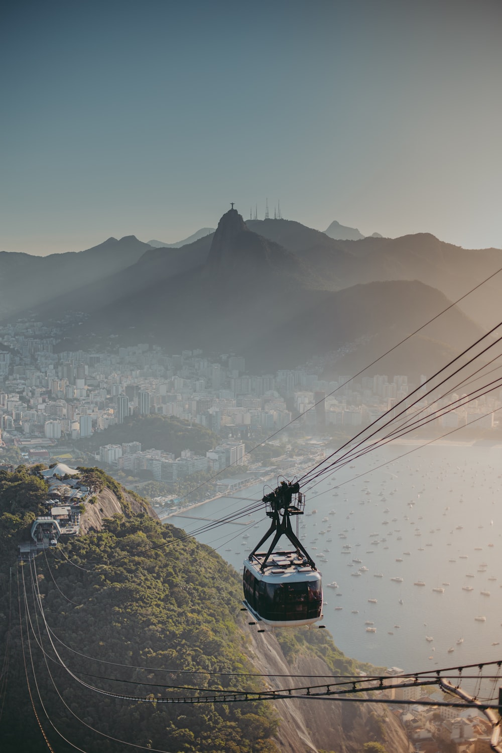 Schwarze Seilbahn tagsüber über die Stadt