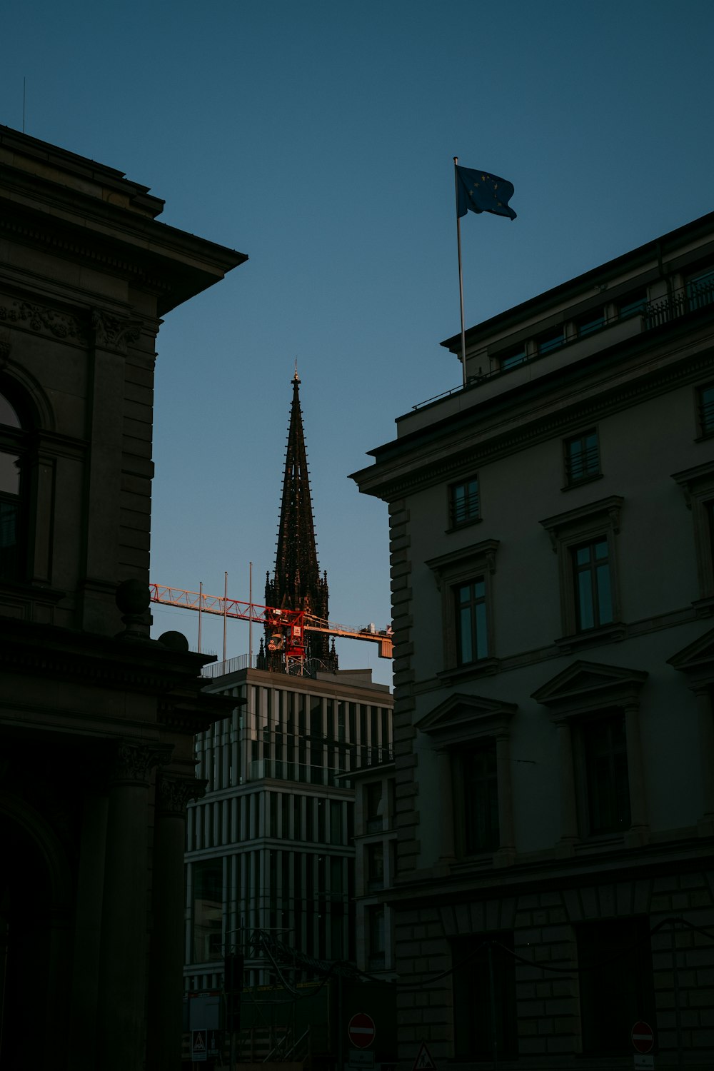 日中の米国国旗と茶色のコンクリートの建物