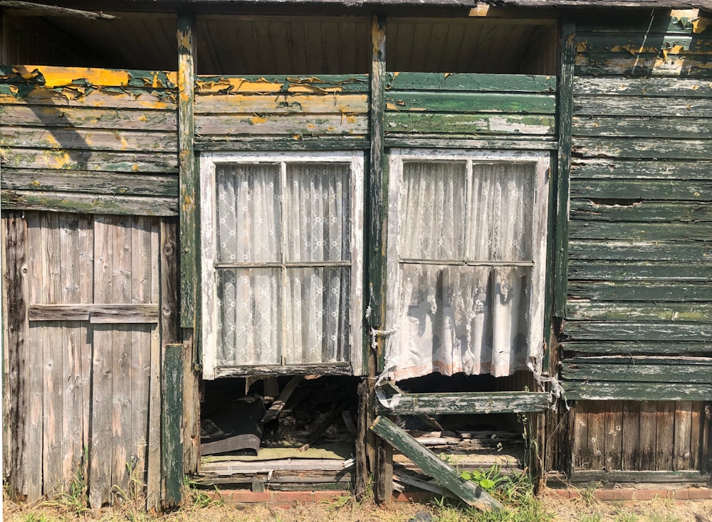 maison en bois brun pendant la journée