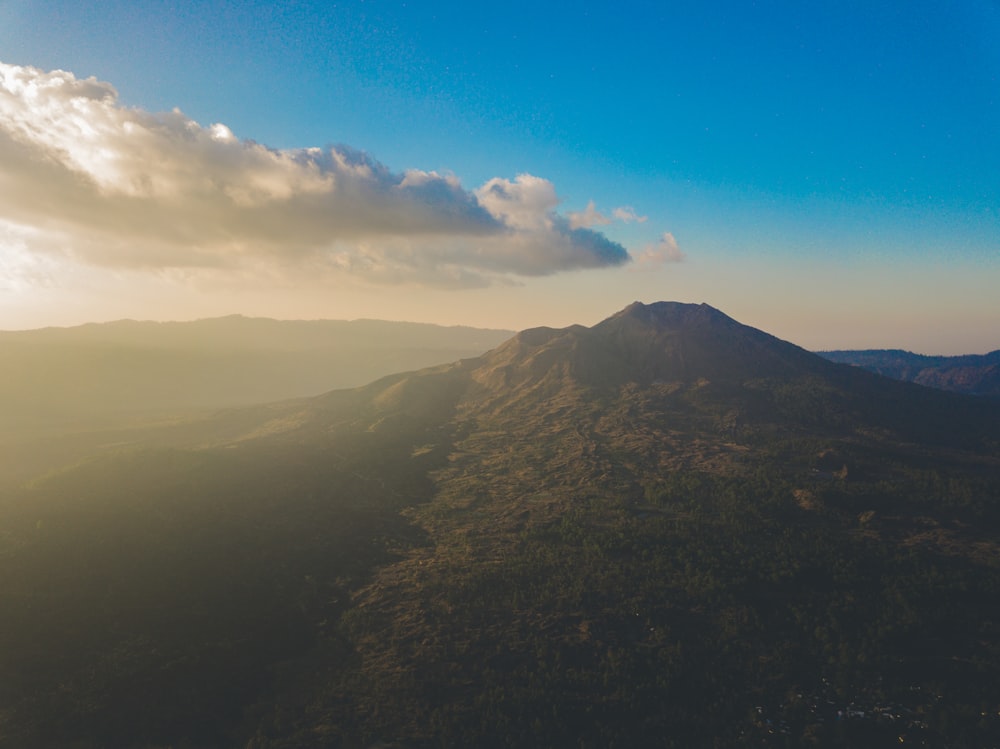 montanha verde sob o céu azul durante o dia