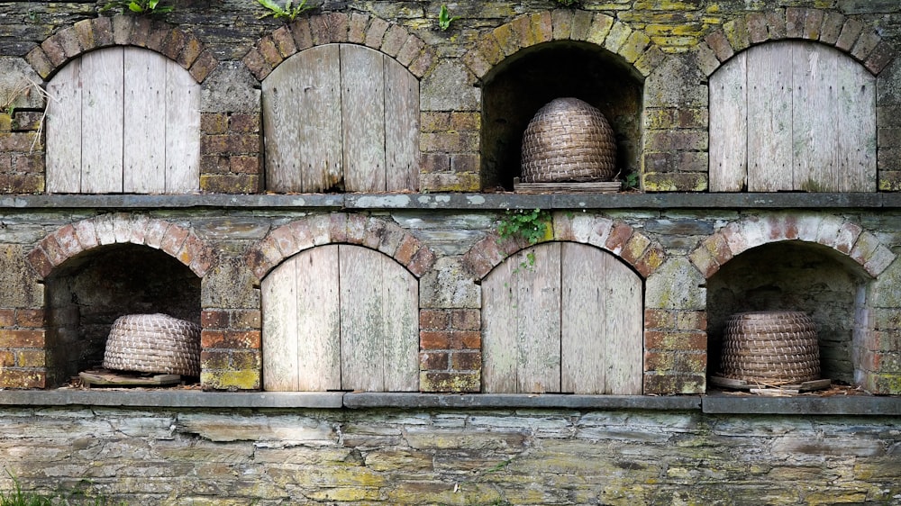 puerta de madera marrón sobre hierba verde