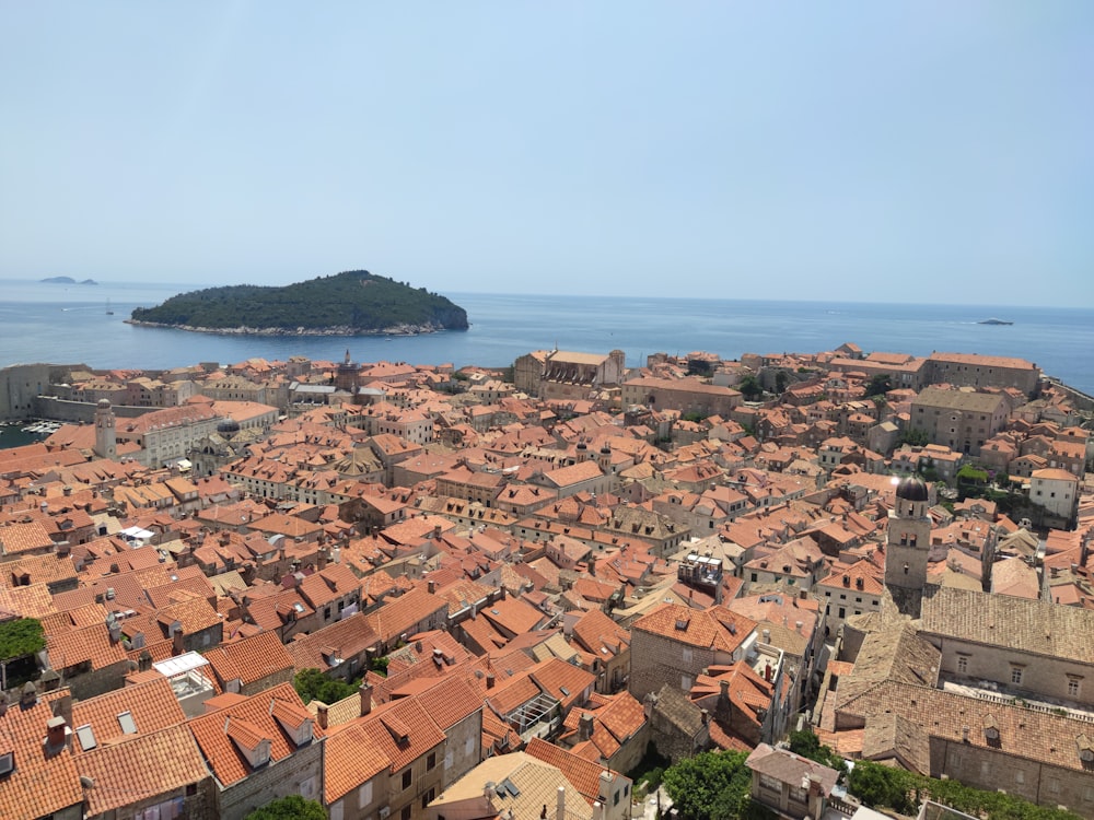 Vue aérienne de la ville près d’un plan d’eau pendant la journée