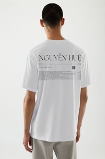 man in white crew neck t-shirt