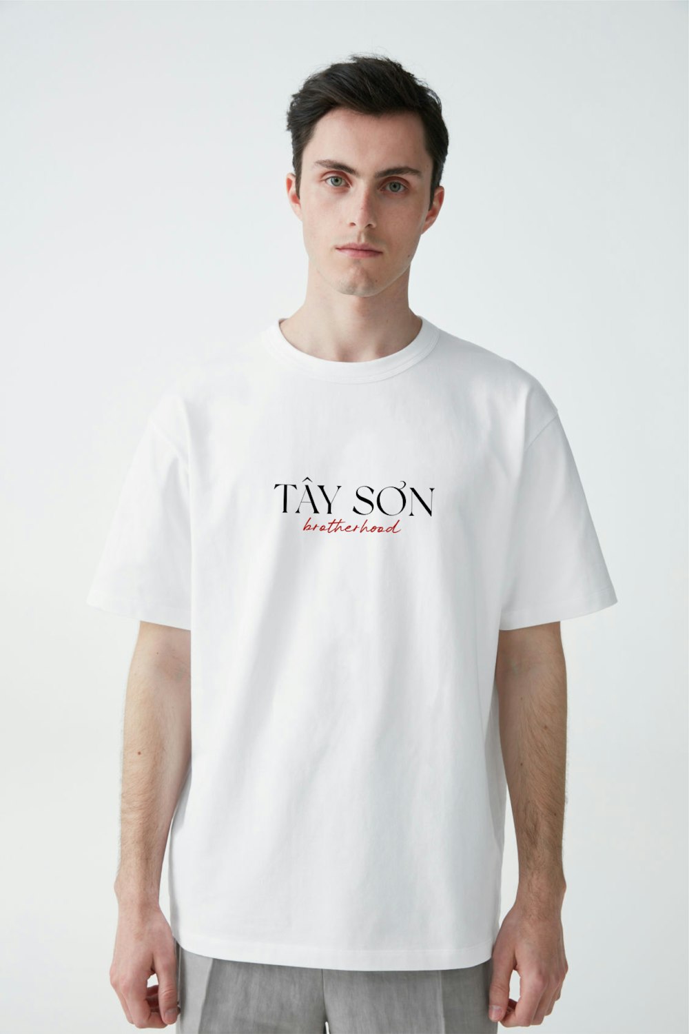 man in white crew neck t-shirt