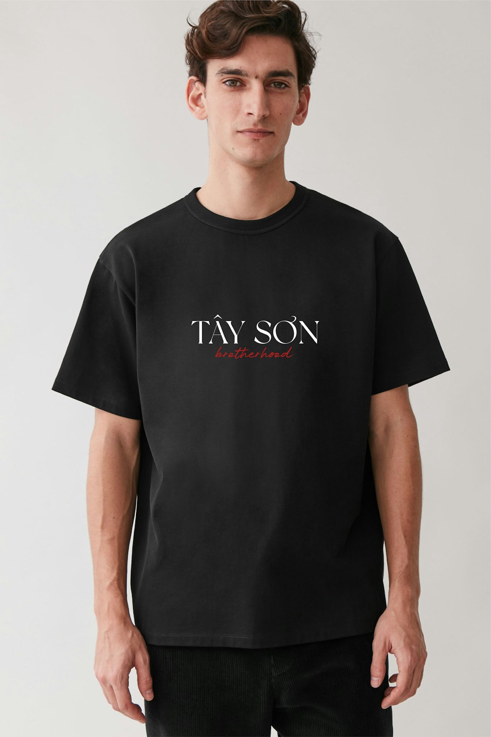 man in black crew neck t-shirt