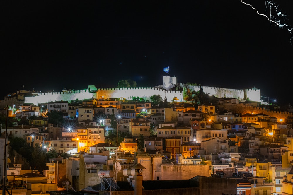 cidade com arranha-céus durante a noite