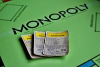 Groupe de femmes entrepreneurs partageant des conseils en réunion