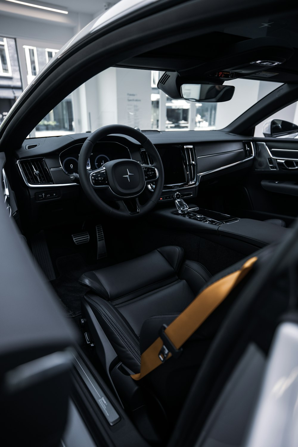 Interior del coche en negro y marrón