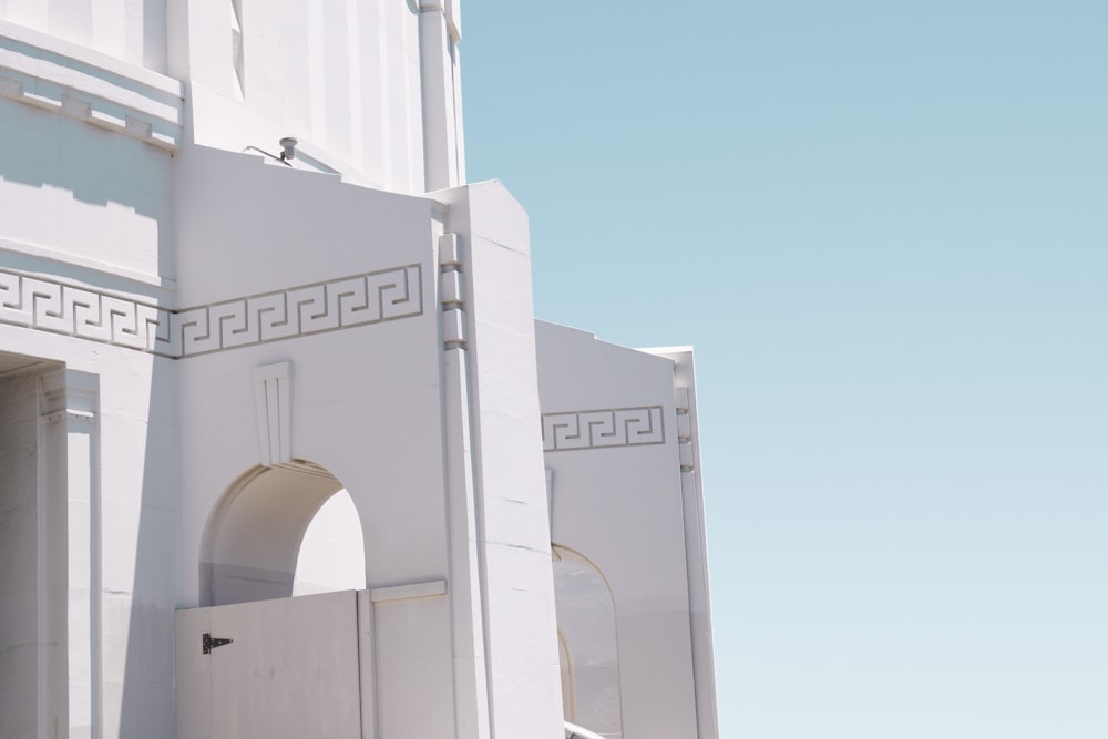 Bâtiment en béton blanc sous le ciel bleu pendant la journée