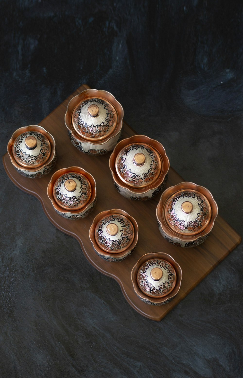 Bols en céramique marron et blanc sur table en bois marron