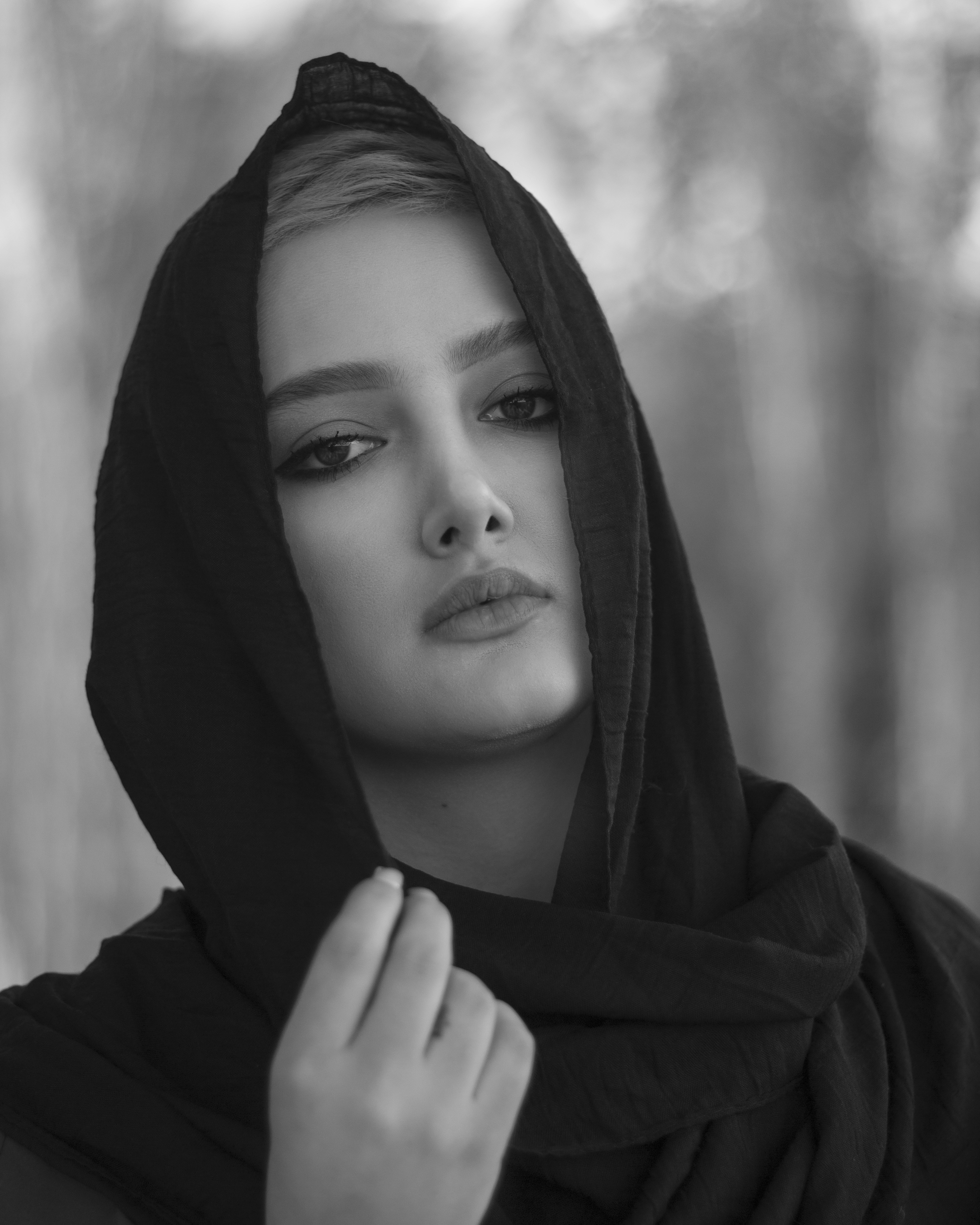 Wanita berhijab hitam dalam fotografi skala abu-abu