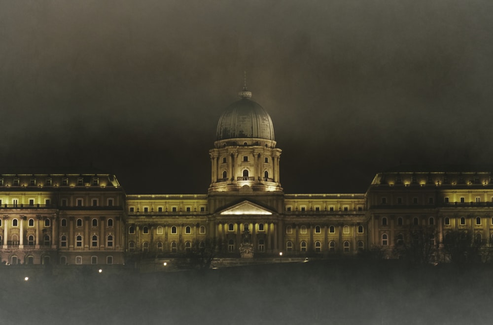 edificio in cemento bianco durante la notte