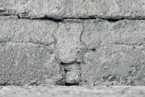 Close-up image of the textured surface of a termo concreto panel highlighting its durability.