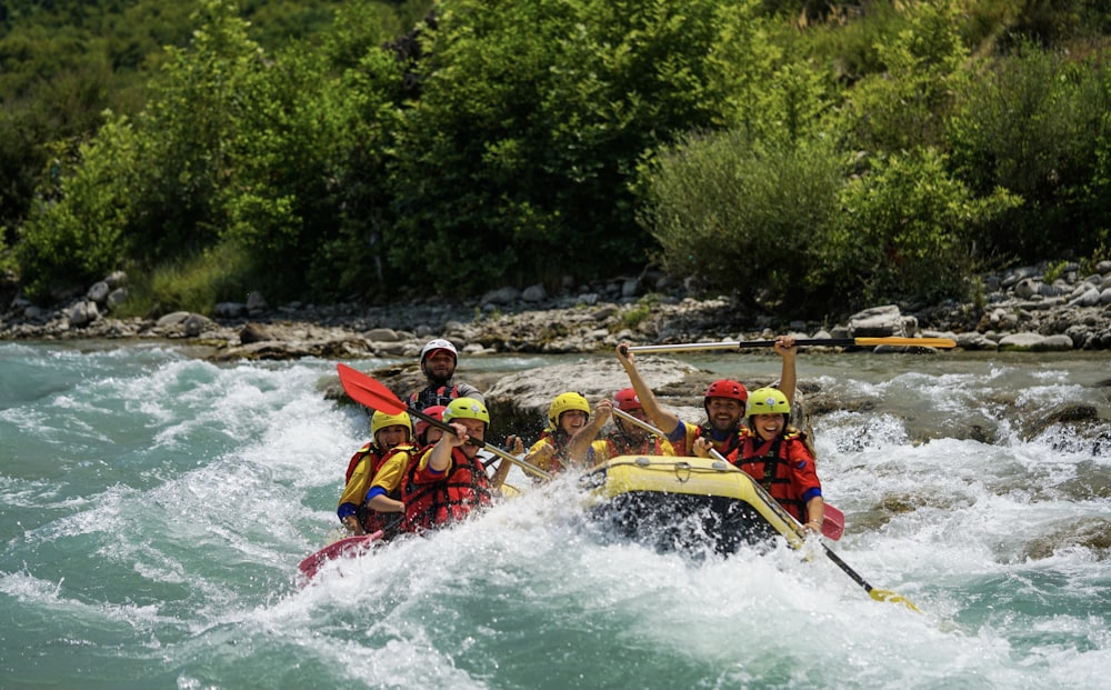 Personas que montan en kayak amarillo en el río durante el día