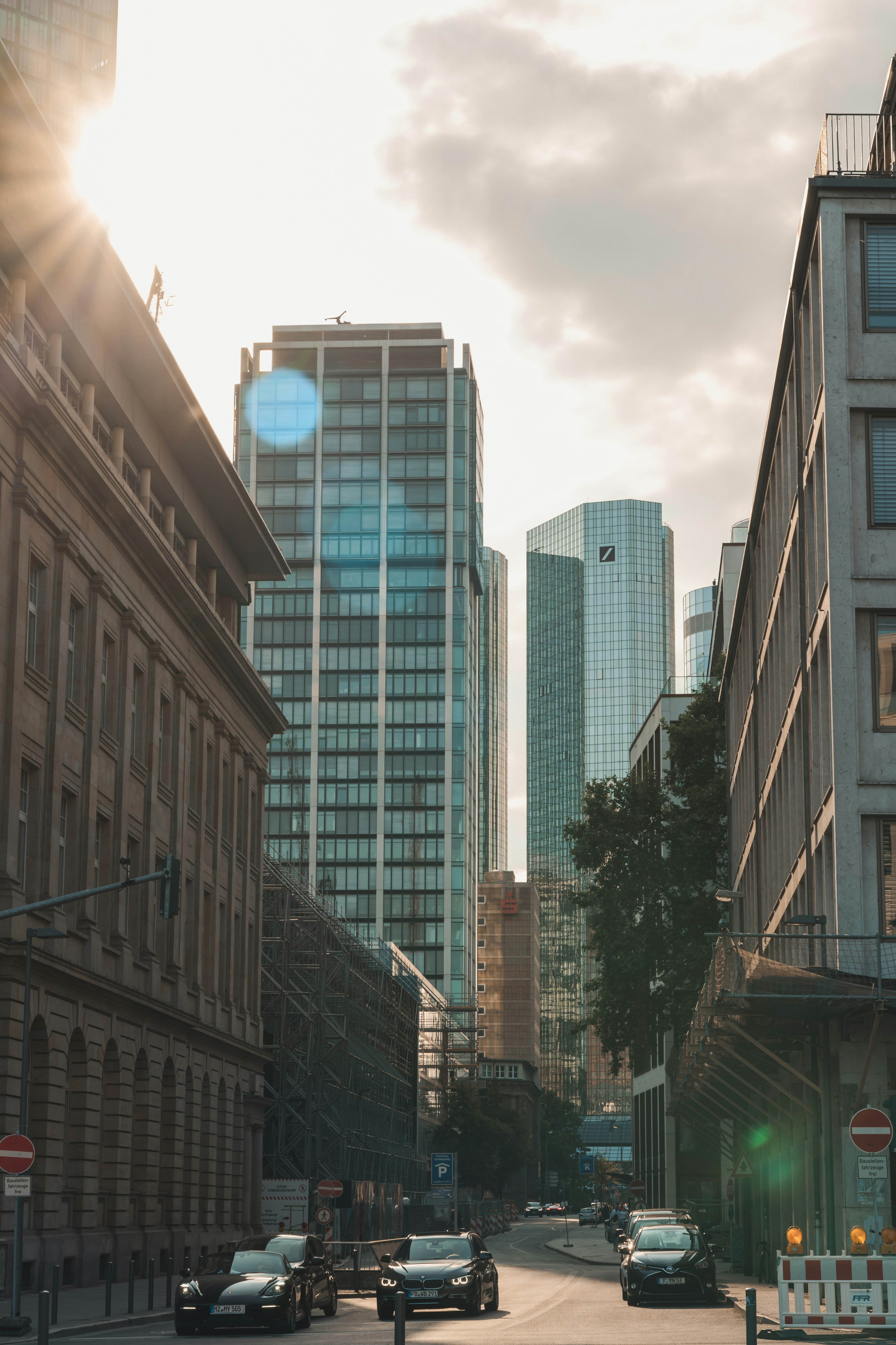 Braunes und weißes Betongebäude tagsüber