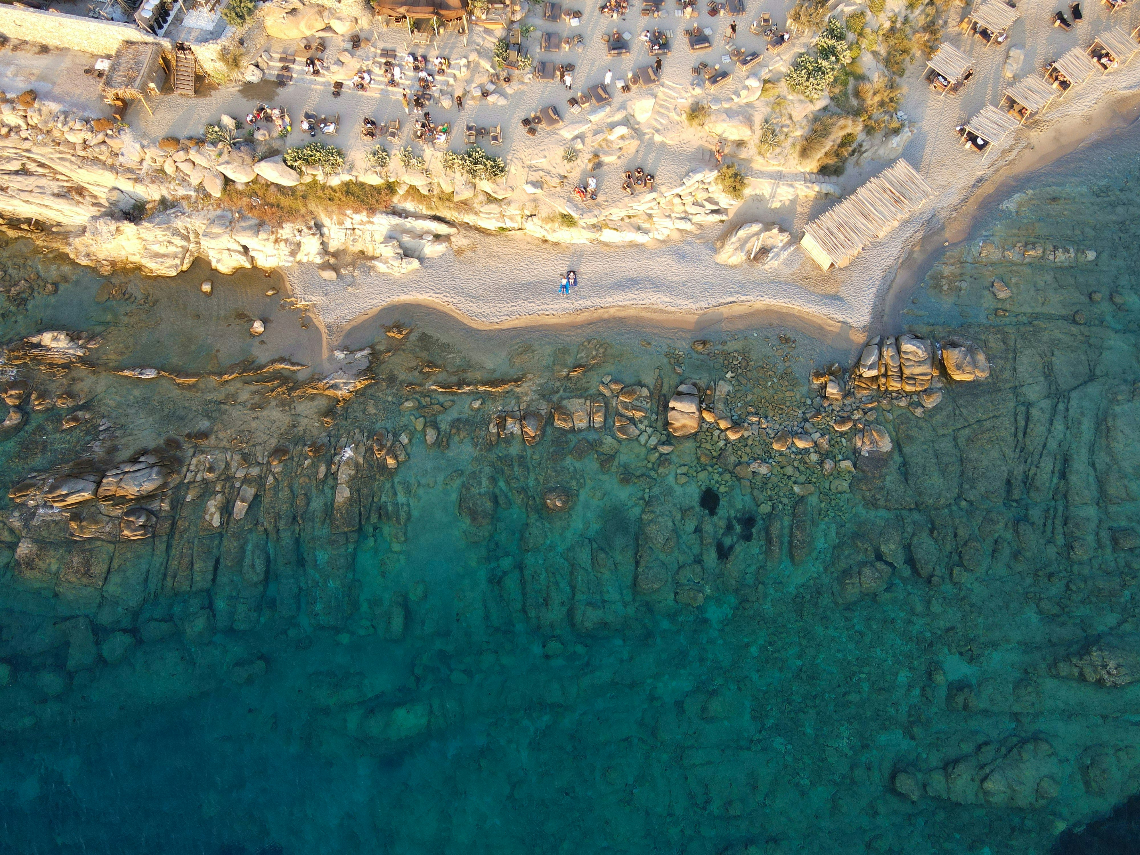 Veduta aerea di persone sulla spiaggia durante il giorno