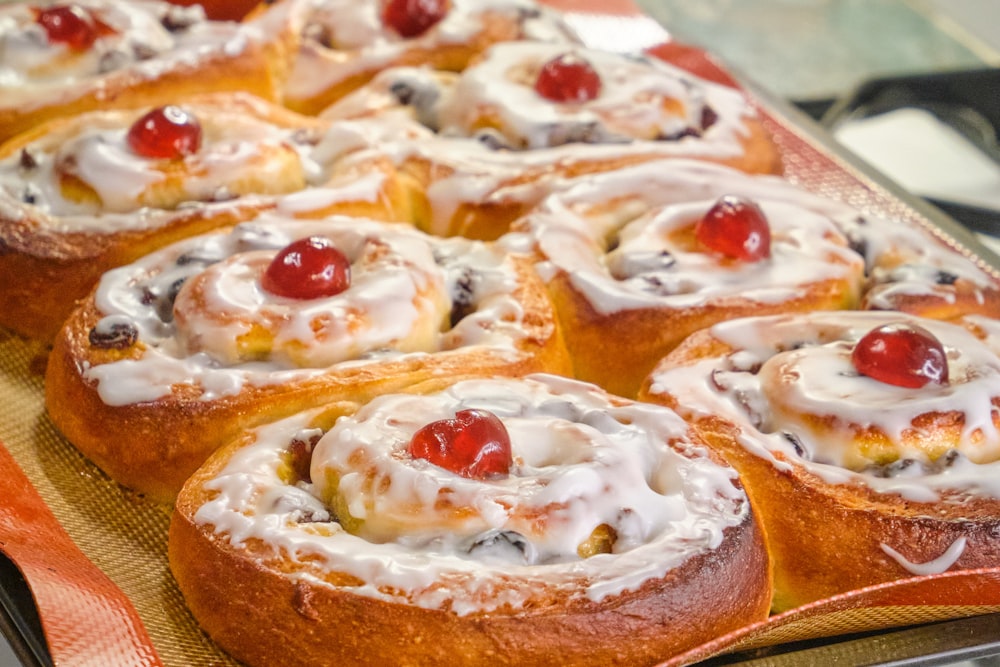 brown bread with white cream and red sauce