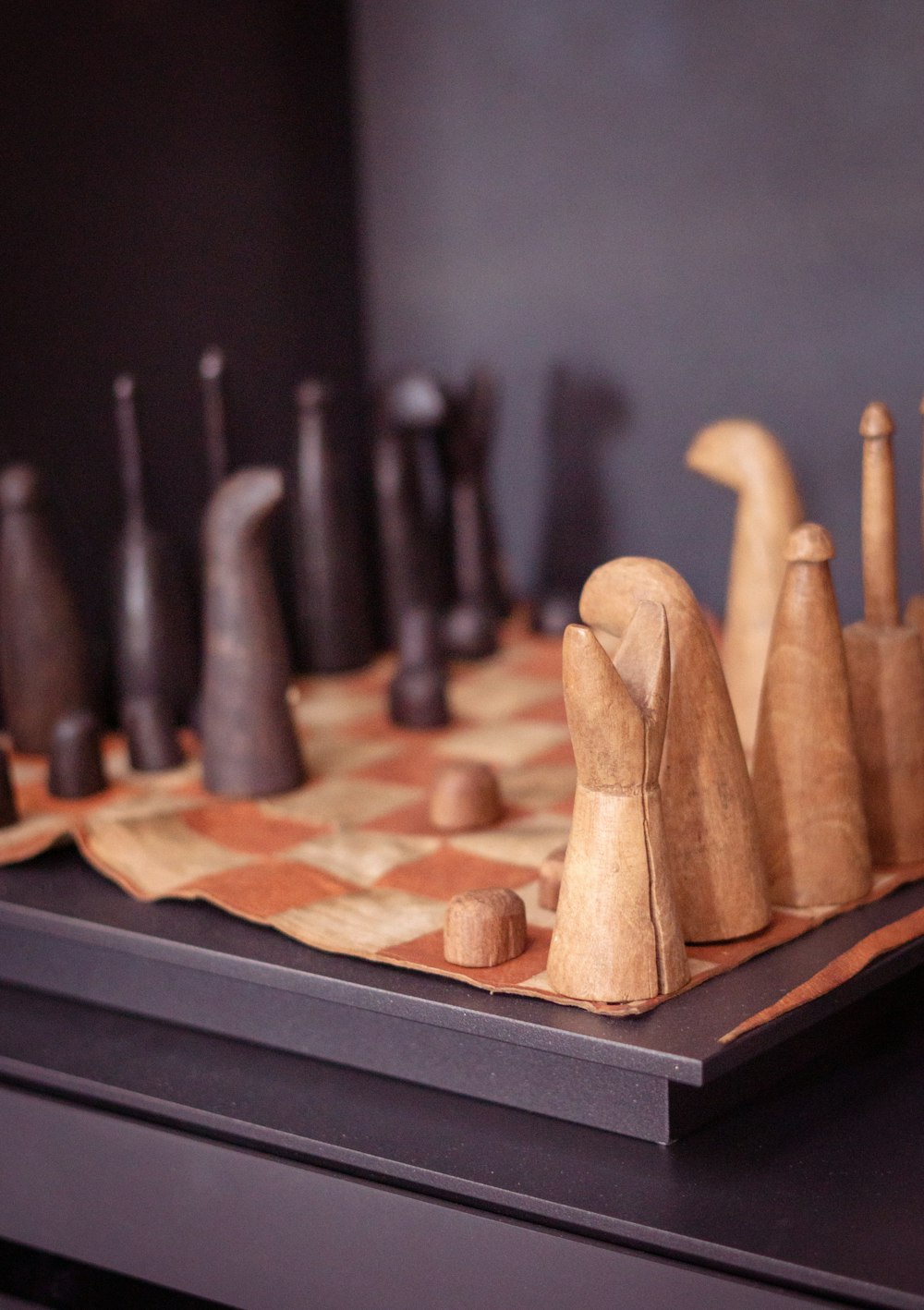 rouleau à pâtisserie en bois brun sur planche en bois marron