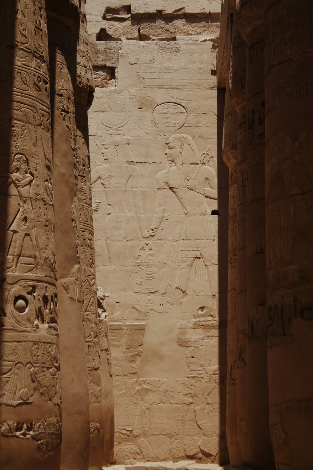 Mur en béton brun avec visage humain sculpté