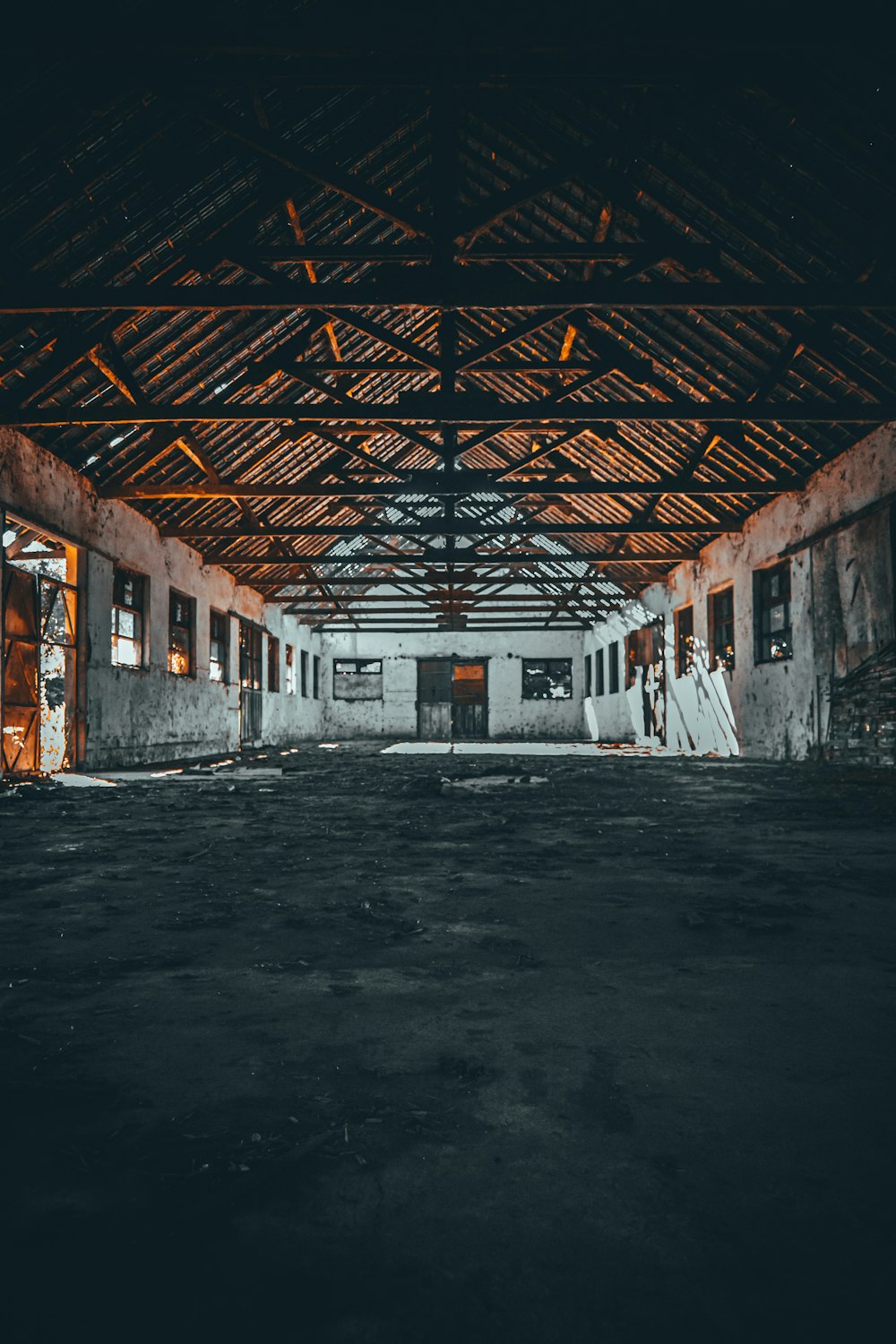 Bâtiment en béton brun et blanc