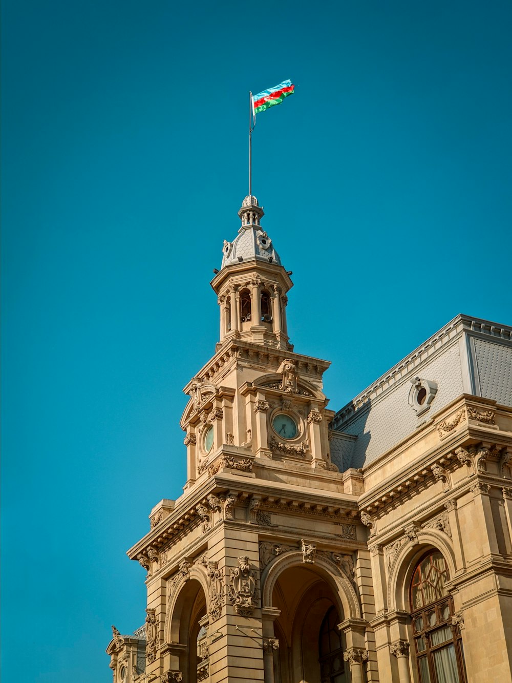 Edificio de hormigón marrón con la bandera de EE.UU. A en la parte superior