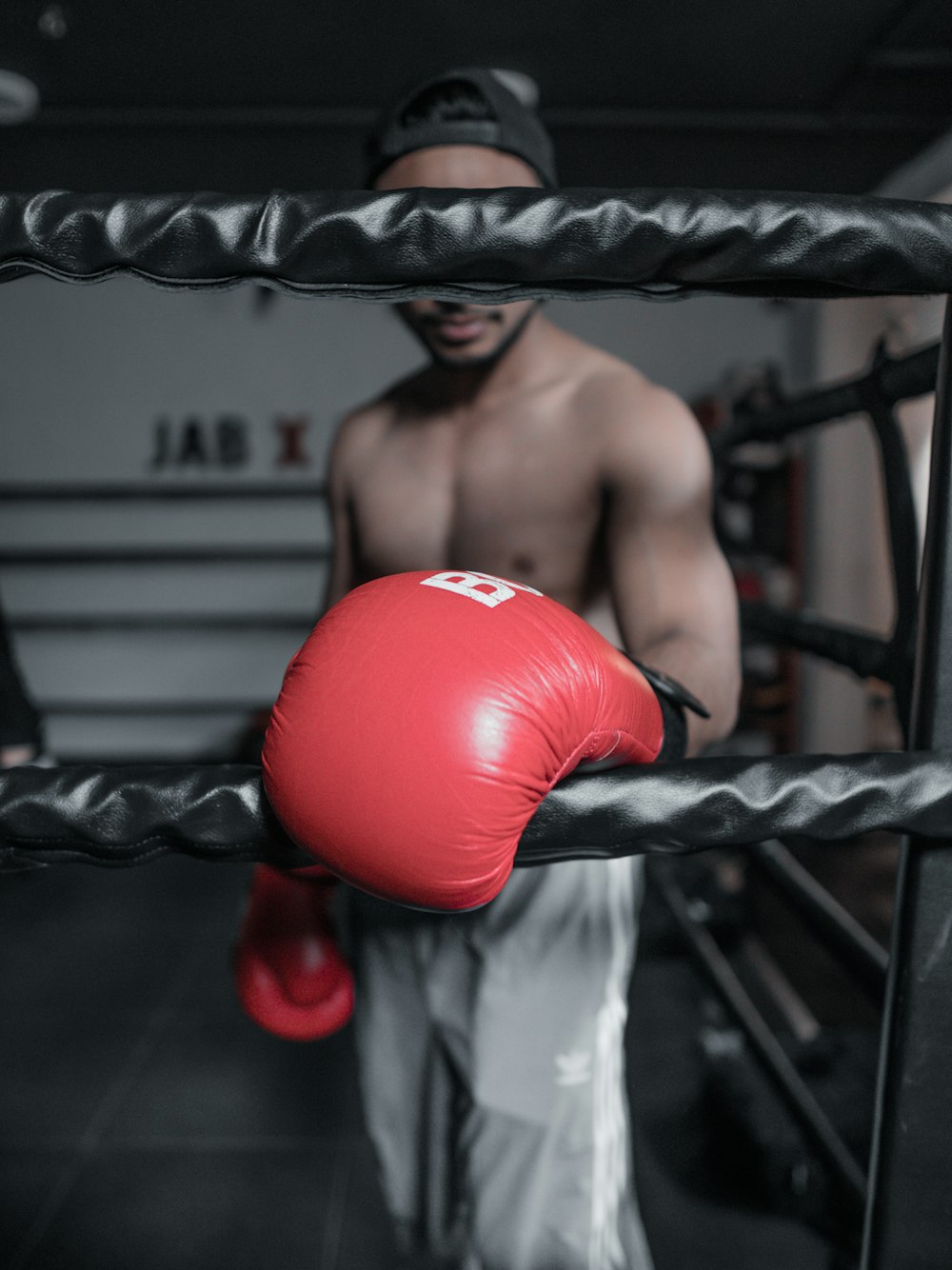 Hombre en topless con guantes de boxeo rojos