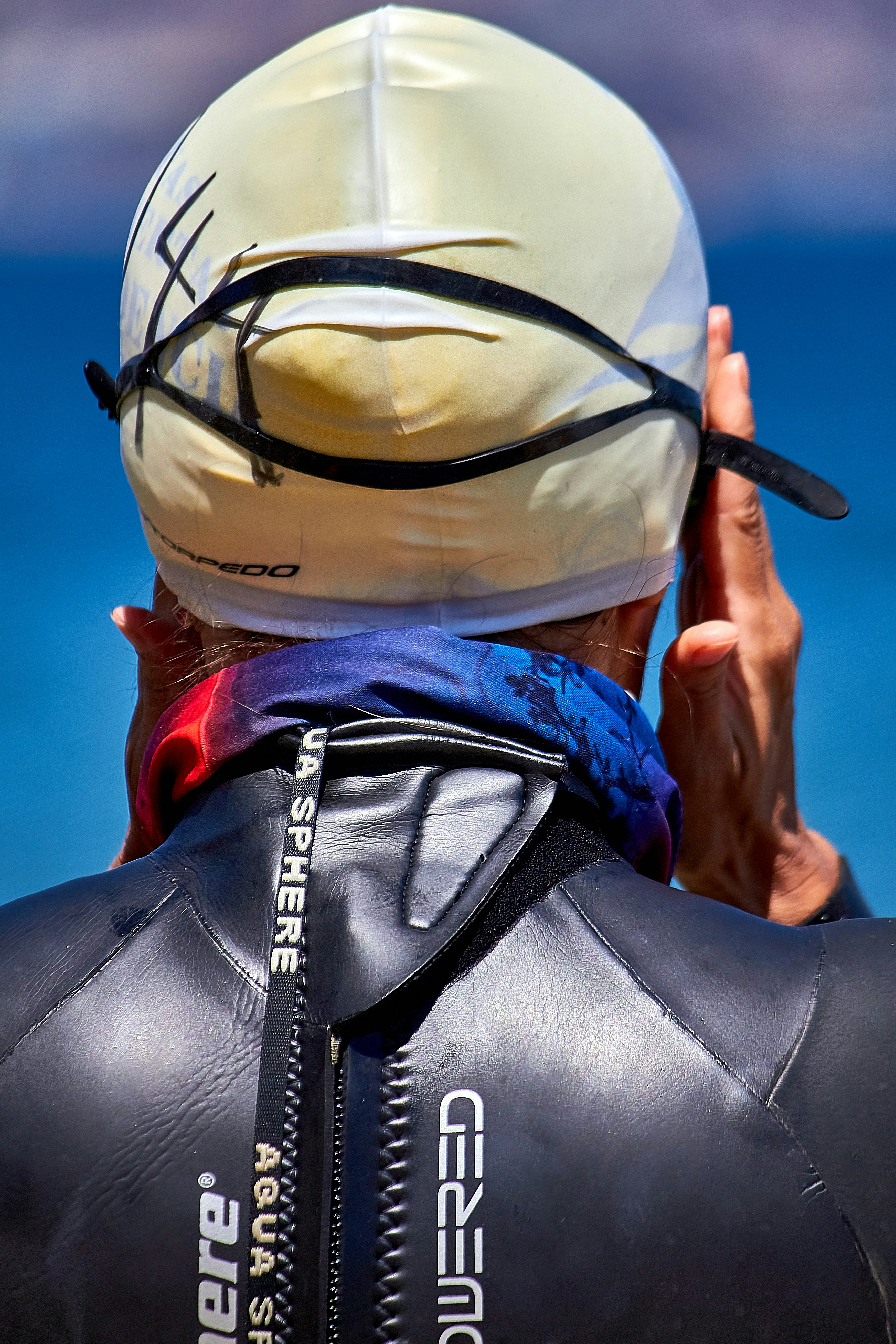 Person in schwarz-gelben adidas Shorts