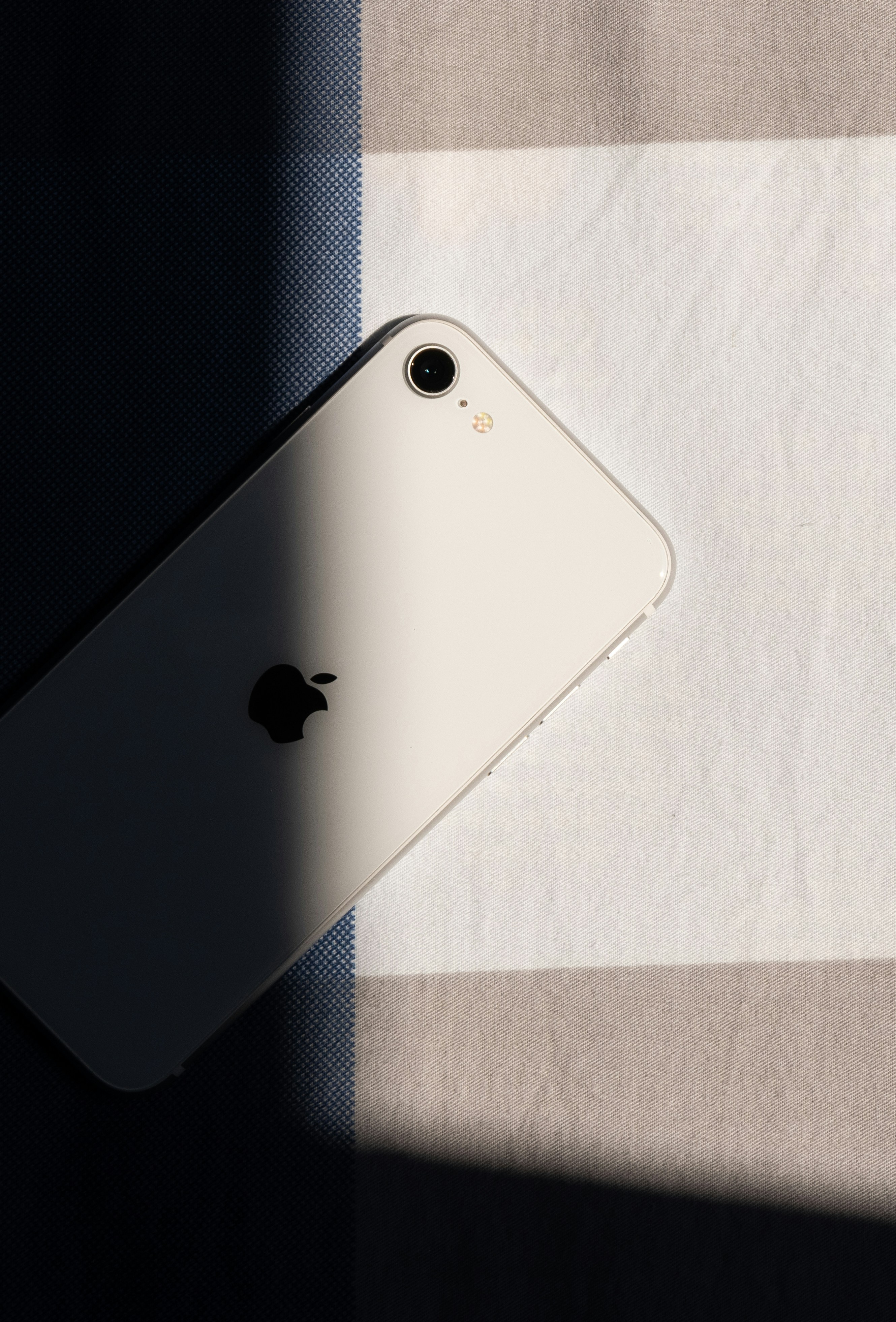 Weißes iPhone 7 auf schwarzem Textil