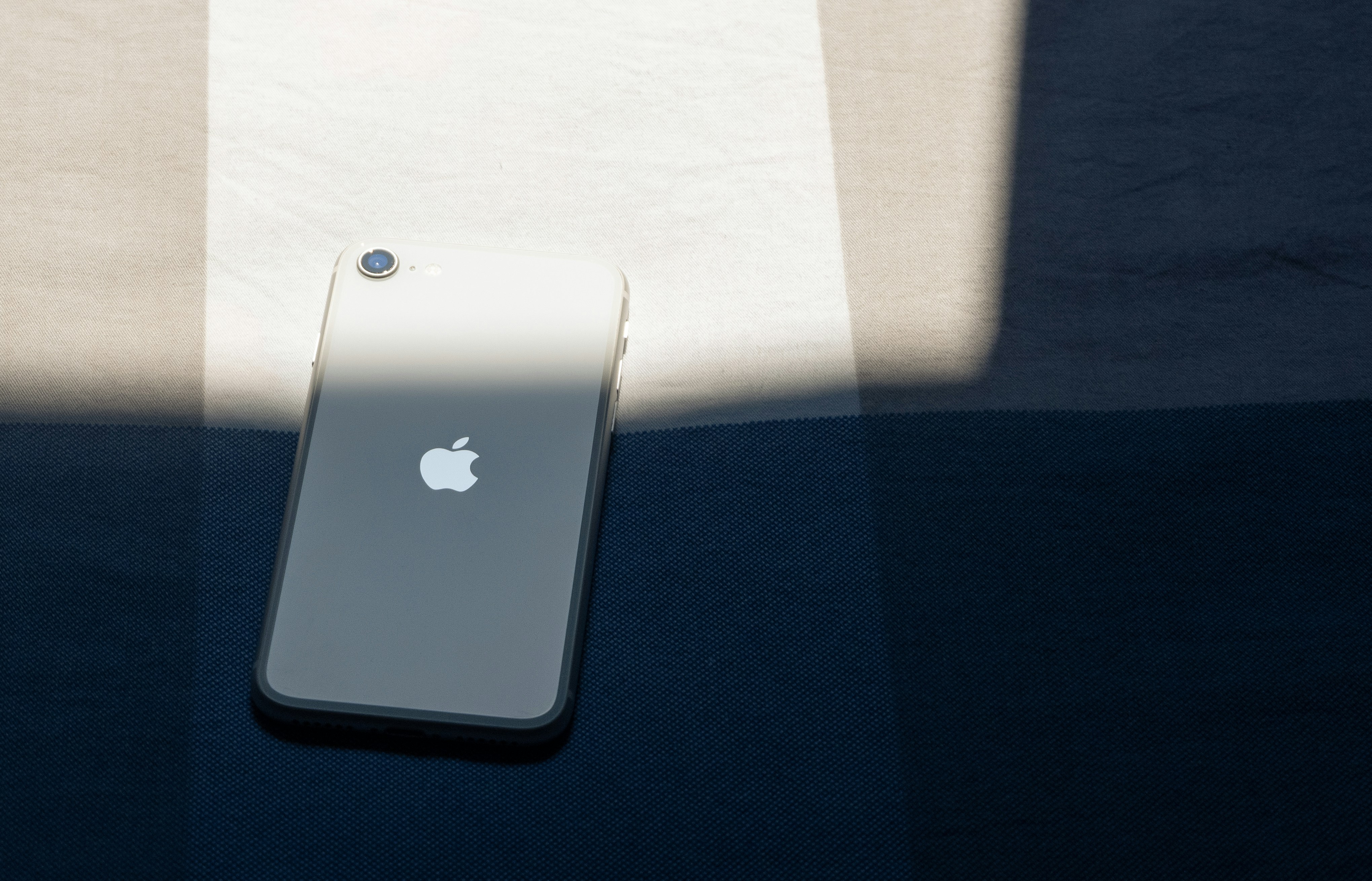 Silber iPhone 6 auf weißem Tisch