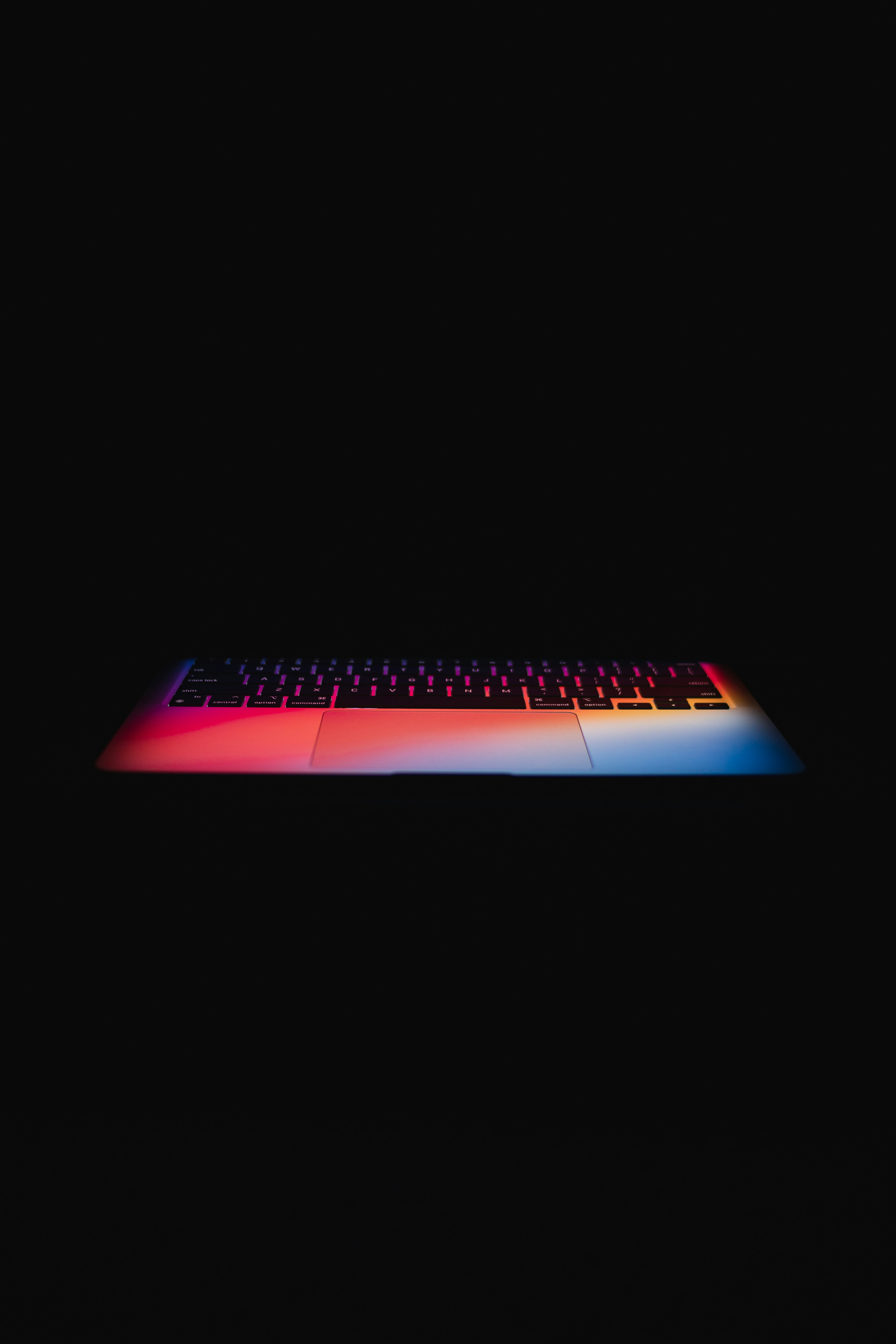 komputer laptop hitam dan merah