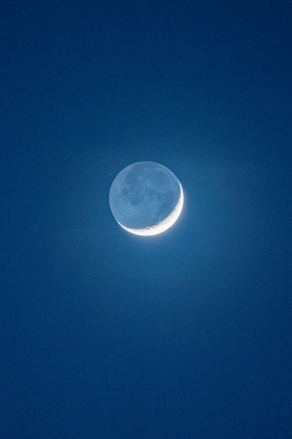 pleine lune sur ciel bleu