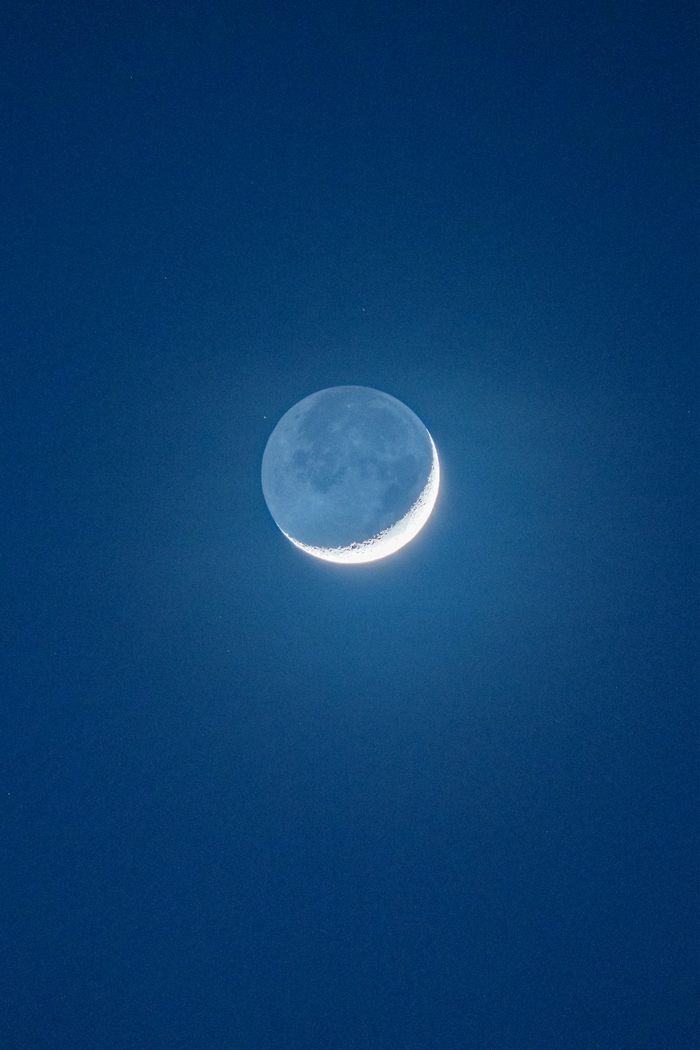 Luna piena su cielo blu