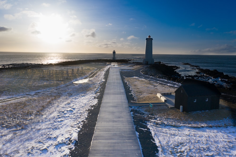 Weißer Leuchtturm in der Nähe des Gewässers tagsüber