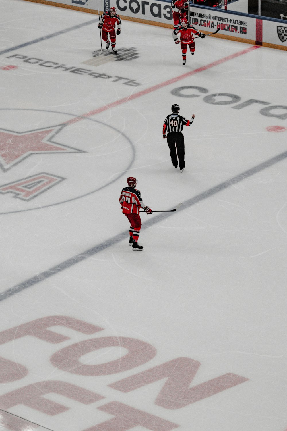 2 hommes jouant au hockey sur glace