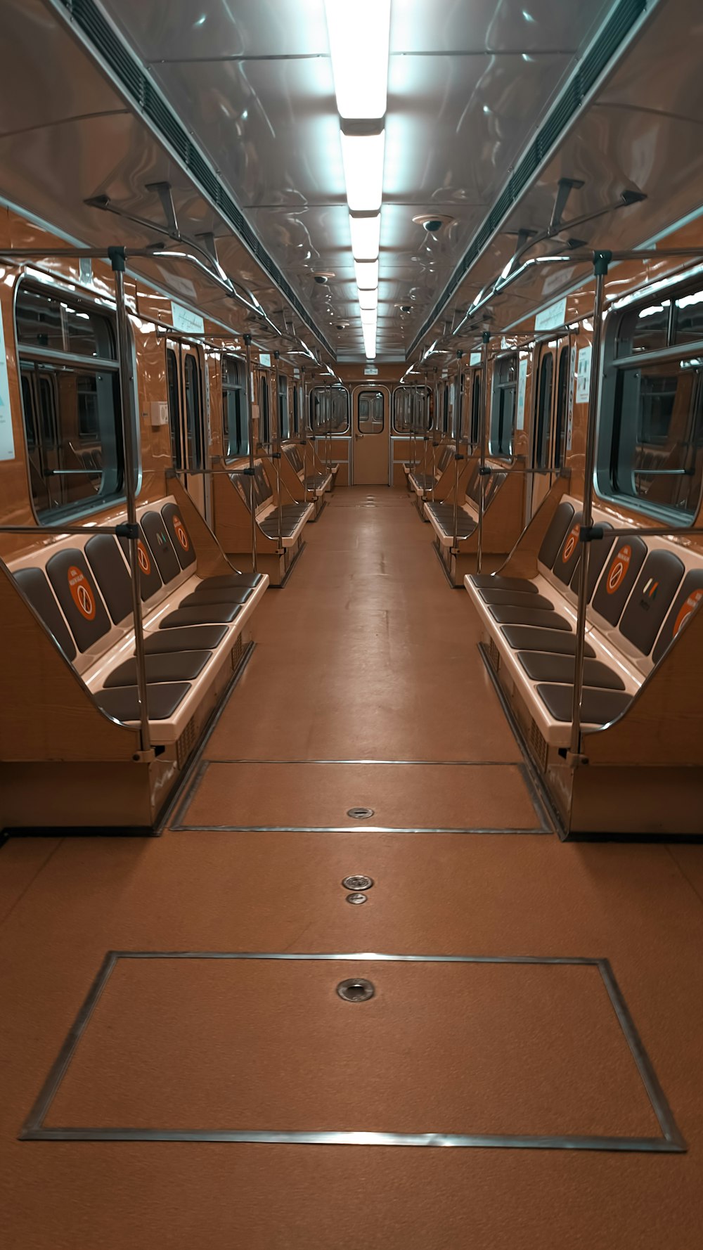 茶色と白の列車の座席